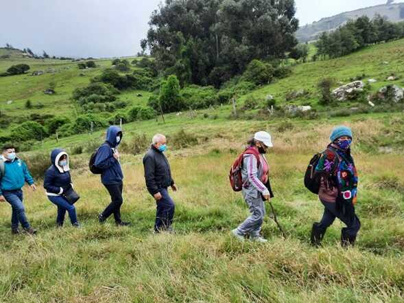 Ciudadanos caminan en zona rural de Bogotá