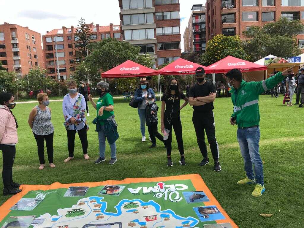 Profesionales de Ambiente realizan charla y actividades con los ciudadanos