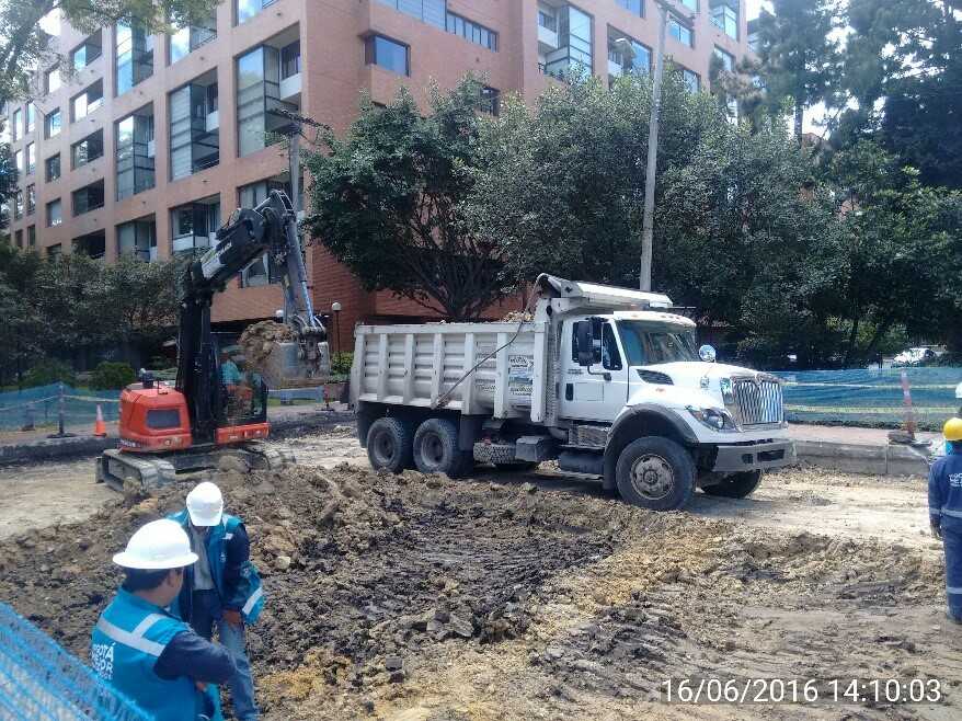 Volqueta en obra de construcción