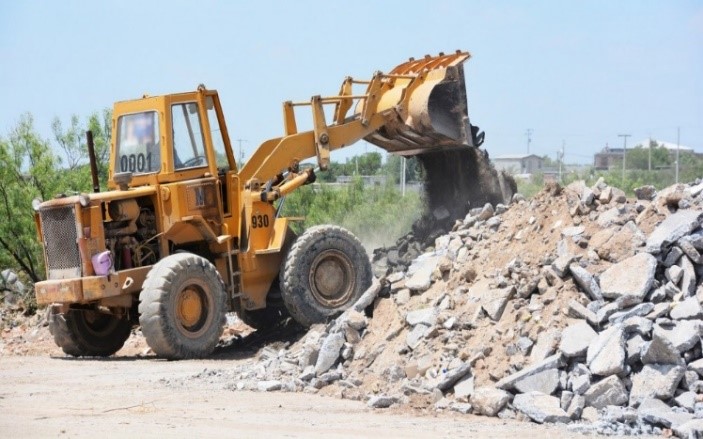 Maquina para recoger residuos de construcción y demolición.