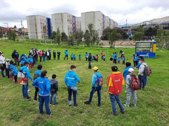 Jovenes participan en una actividad del territorio