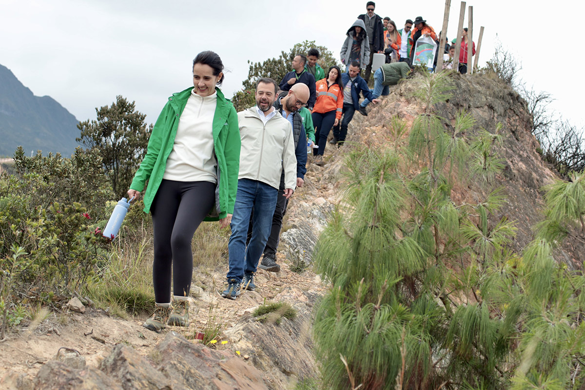 Secretaría de Ambiente junto con la comunidad en caminata.