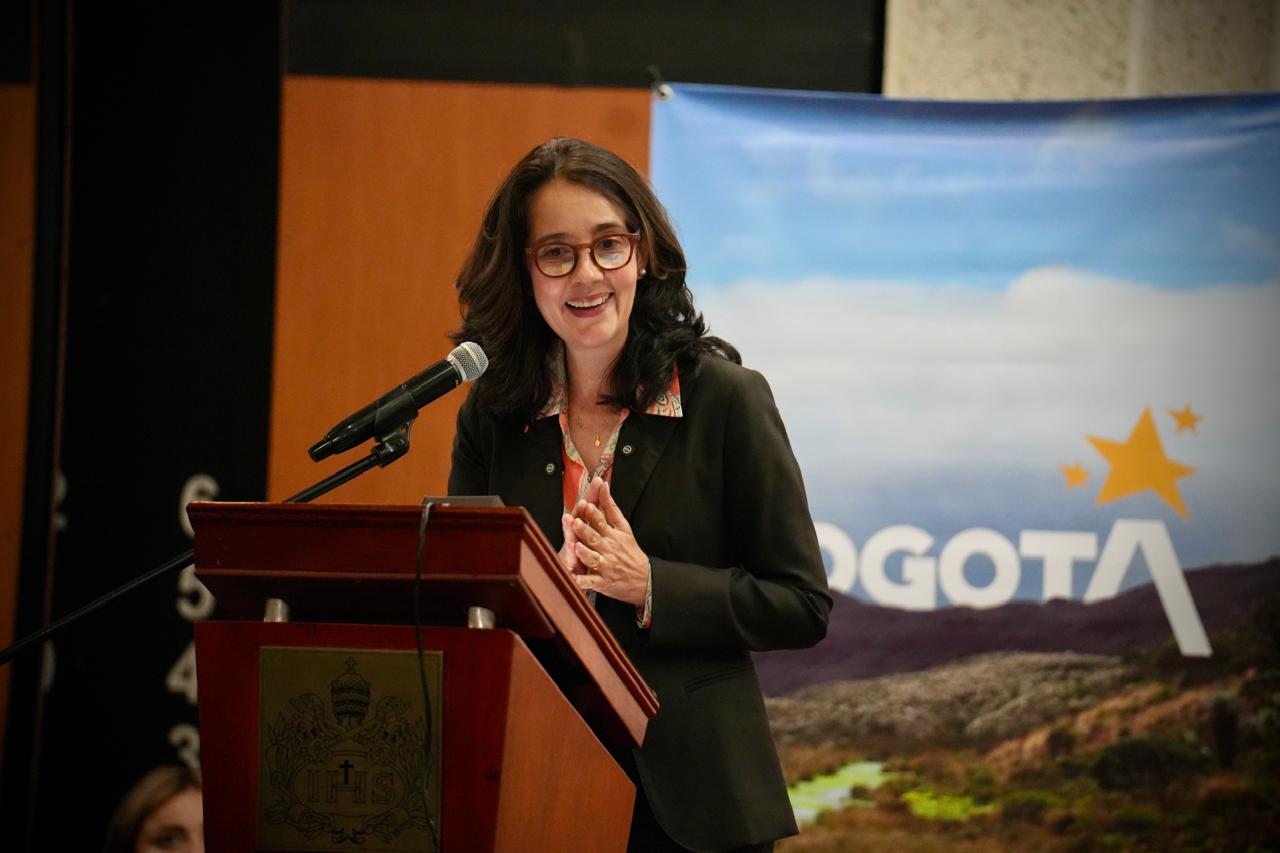 Secretaría Adriana Soto de la SDA en Seminario suelo